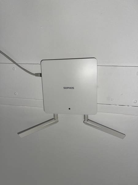 Boîtier Wi-Fi Sophos, solution de sécurité réseau avancée pour une connectivité fiable