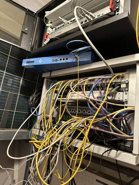 Installation et maintenance de réseaux informatiques à Paris : câblage de baie et pose de prises RJ45