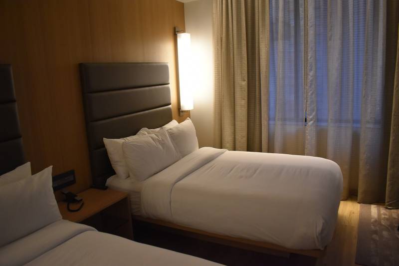 Téléphone professionnel pour chambres d'hôtel, garantissant une communication efficace et un service de qualité pour les clients à Toulon