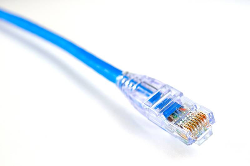 Câble RJ45 pour réseau Ethernet, connectivité filaire standard pour les transmissions de données informatiques