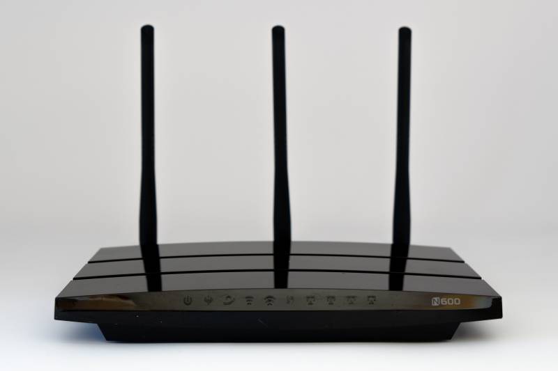 Borne WiFi professionnelle installée par CIPE, garantissant une connectivité fiable et rapide à Boulogne-Billancourt, Hauts-de-Seine