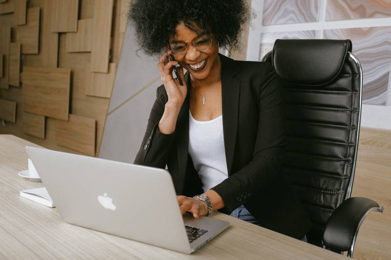 Femme au téléphone discutant professionnellement dans un bureau moderne à Aix en Provence