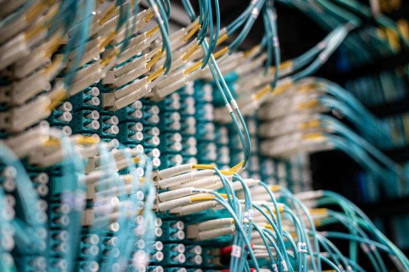 Infrastructure de fibre optique facilitant la connectivité rapide et fiable pour les entreprises parisiennes