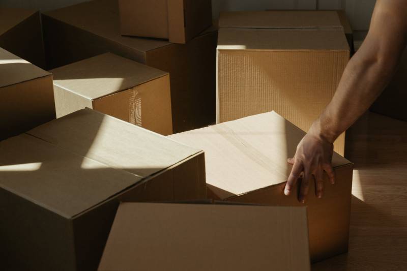Cartons empilés lors d'un déménagement professionnel à Paris