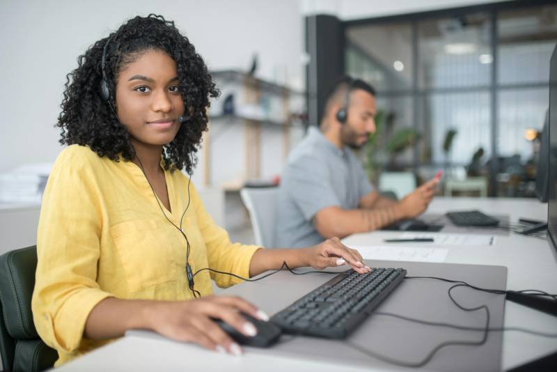 Personne utilisant un téléphone pour passer un appel vocal à Marseille grâce à la téléphonie VoIP